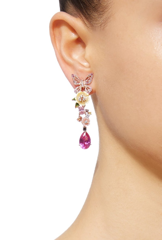 تألقي في اطلالة الخريف مع أجمل أقراط بتصميم الورود