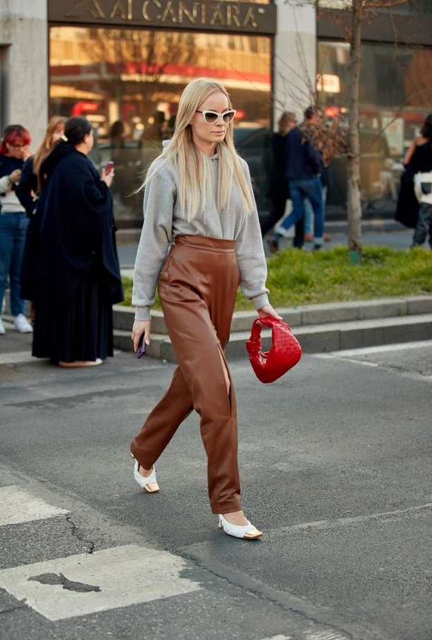 تنسيق شبابي في البنطلون الجلد مع السويتشرت القطنية