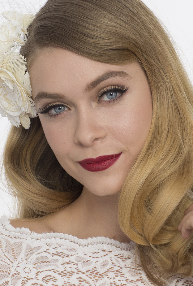 ثبات مكياج العروس يوم الزفاف مع أحمر الشفاه المات