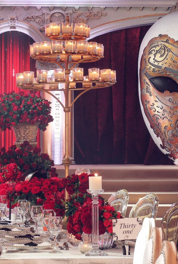 ثيم زفاف باللون الاحمر الغامق لزفاف شتاء 2022 من تنظيم فادي فتوح  (2)