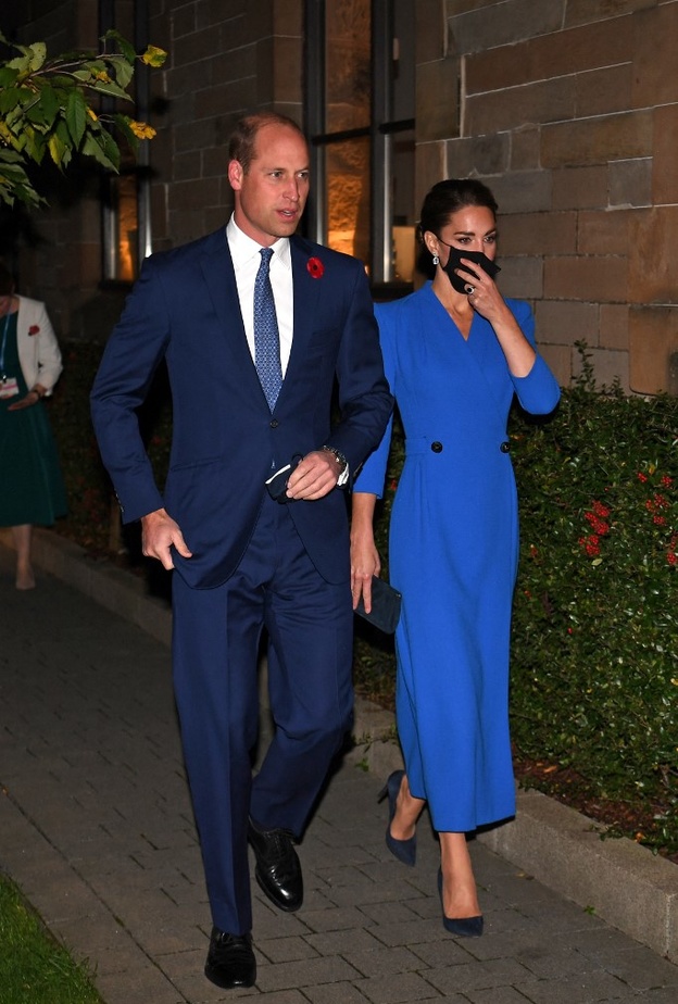 خطفت كيت ميدلتون الأنظار بالفستان المعطف باللون الأزرق الملكيّ من Eponine London