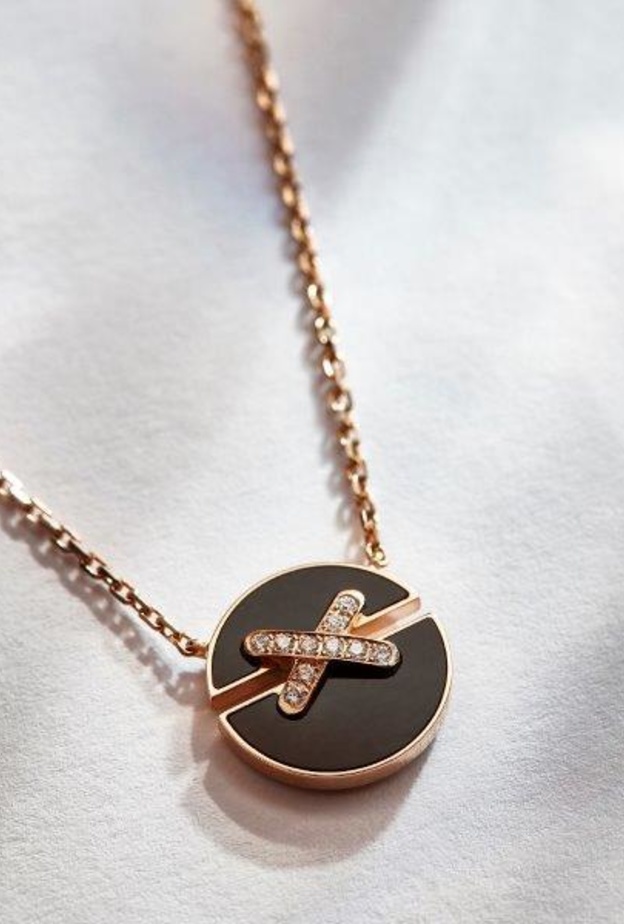 دللي اطلالة الخريف بأجمل سلاسل ذهب قصيرة