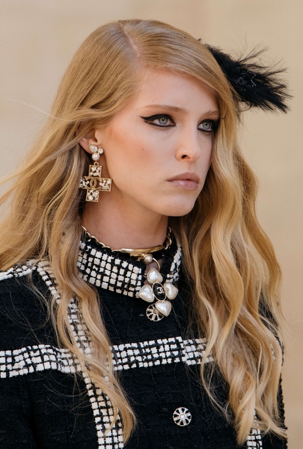 رسمات ايلاينر هندسية في مجموعة شانيل كروز 2021-2022