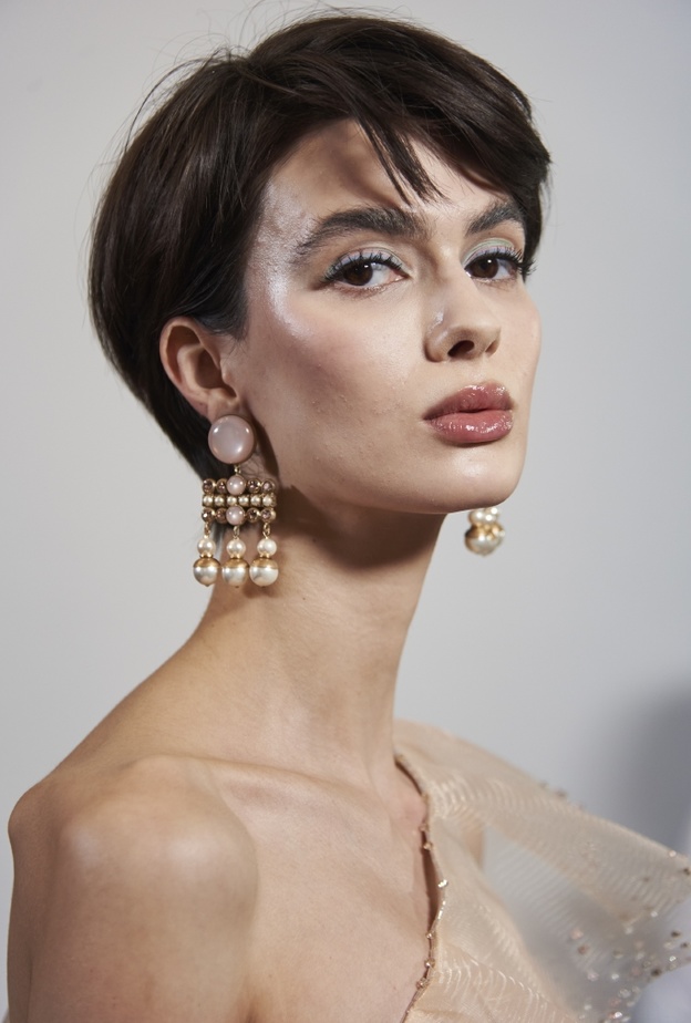 رسمات مكياج باللون الازرق الفاتح لخريف 2021 من دار Armani Privè