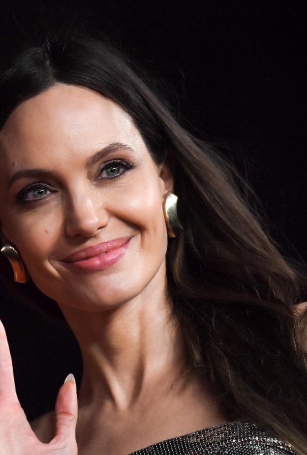 رسمات مكياج طبيعية مع الايلاينر السوداء من وحي إطلالات انجلينا جولي