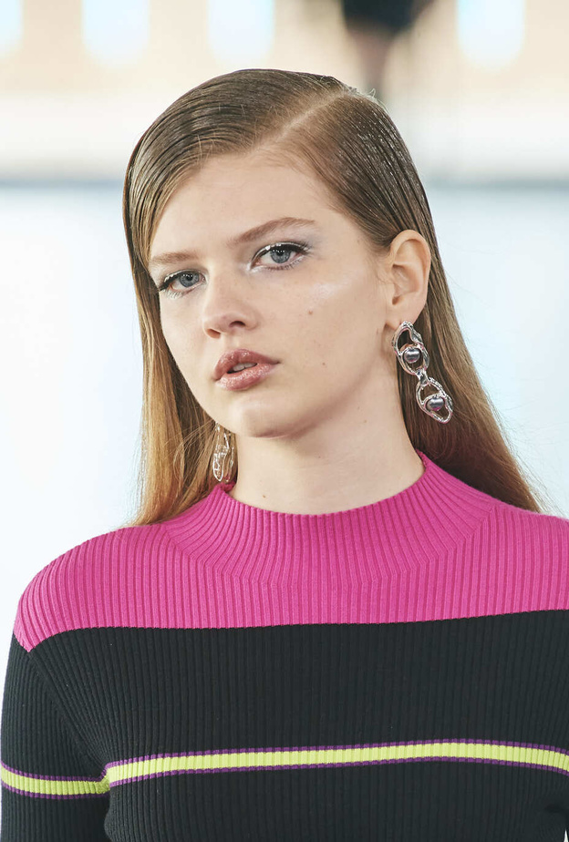 رسمات مكياج معدني مع الايلاينر من Mark Fast