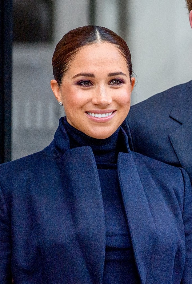 رسمات مكياج ناعم مع النمش بأسلوب ميغان ماركل