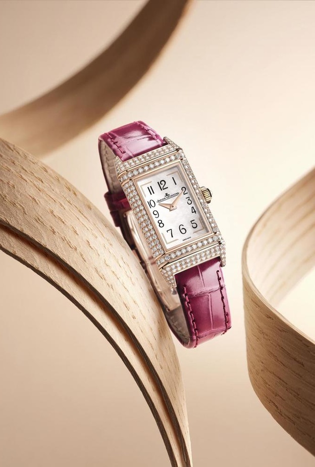 سحر الاطلالة الدافئة في الخريف مع ساعات باللون الأحمر