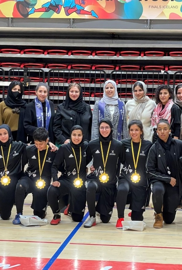 سفيرة خادم الحرمين إيناس الشهوان مع فريق كفو النسائي الصورة من حساب السفيرة