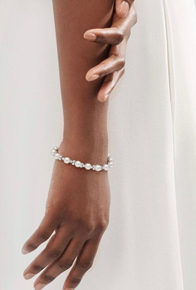 مجوهرات من الماس واللؤلؤ الأنيقة لإطلالة الشتاء