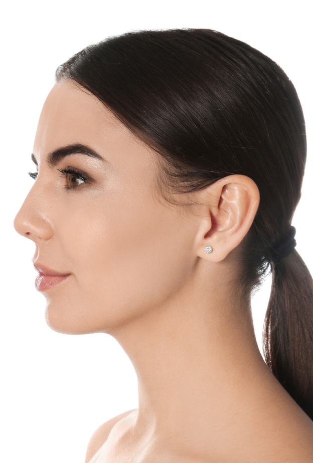 مميزات وأضرار عملية تجميل الأذن بالخيوط