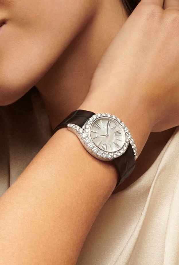 ساعات نسائية باللون الأسود مع فساتين الخريف السوداء