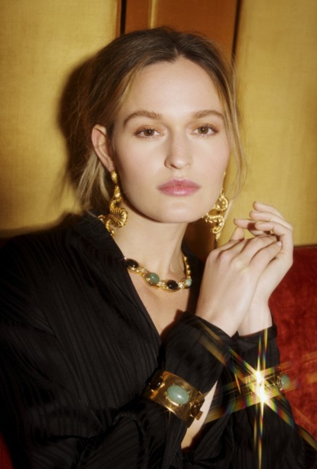 طرق تنسيق الأكسسوارات حسب شكل الوجه