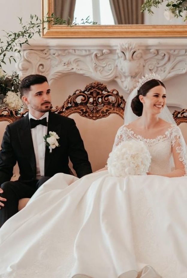 عروس تطلب من ضيوف زفافها دفع 99 دولار للفرد لتناول الطعام