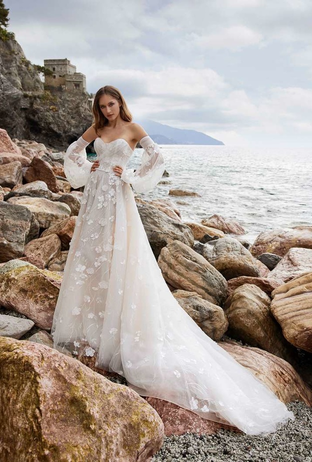 فساتين زفاف مطرزة بالورود@inesdisanto