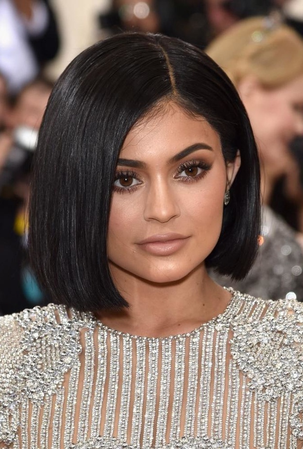 قصات شعر جذابة مستوحاة من إطلالات كايلي جينر 2021