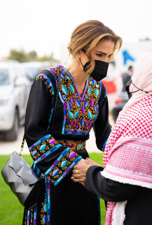 كرّمت الملكة التراث العربي بإطلالتها بالعباية السوداء المزيّنة بالرسمات الملوّنة