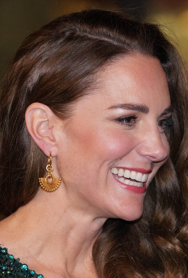 كيت ميدلتون باقراط ذهبية اللون