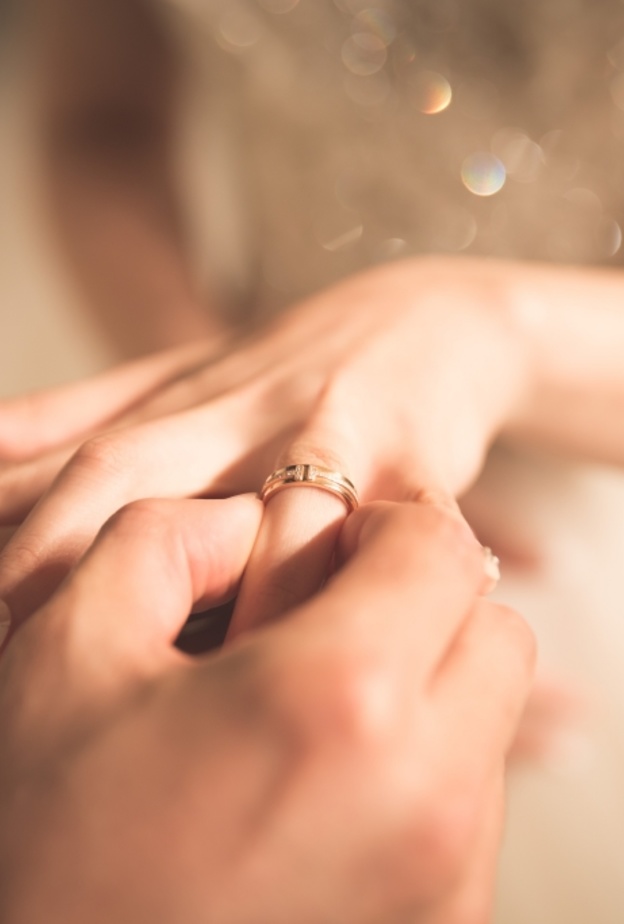 لماذا نضع خاتم الزواج وما هو سر وضعه في اليد اليسرى