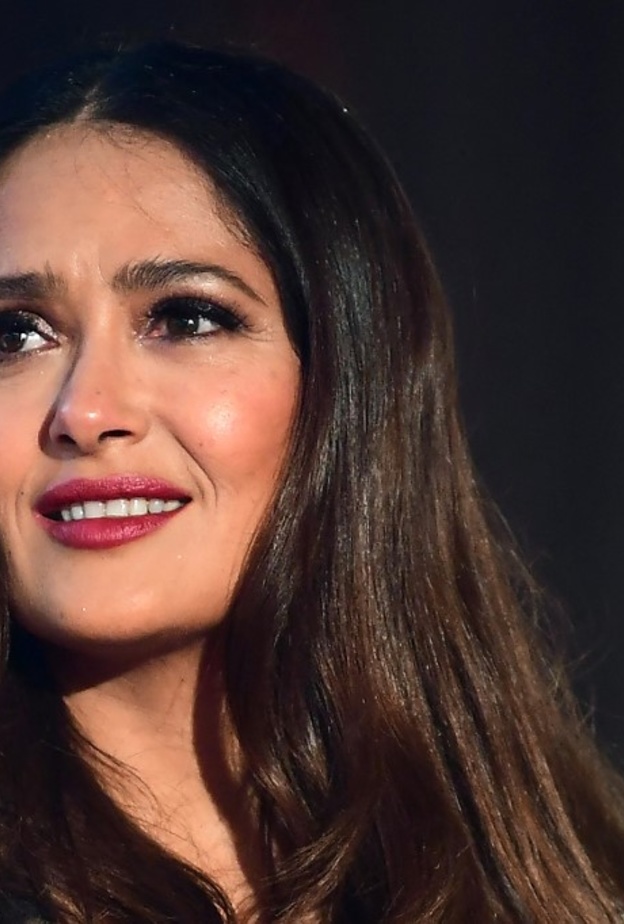 مكياج سموكي براق طبّقيه من وحي إطلالة سلمى حايك