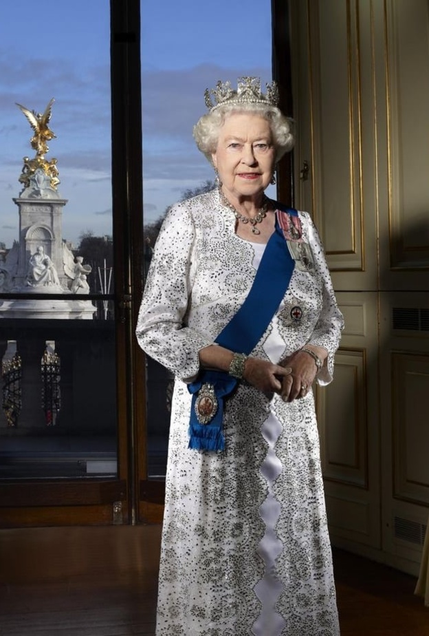 ملكة بريطانيا تحضر مراسم تعميد طفلي زارا تيندال والأميرة يوجين