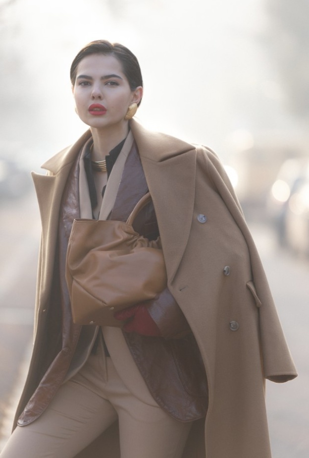 من الصيحات التي نعشقها في الشتاء تنسيق طبقات من الملابس بأسلوب أنيق