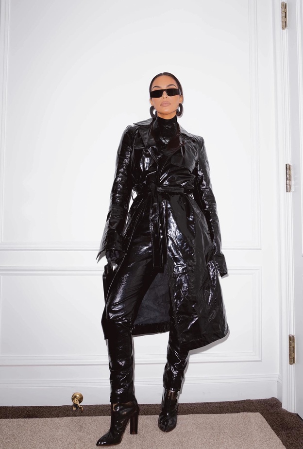 نسّقت جاكيت داستر معالتوب الجلد بقصة الياقة العالية البنطلون والجزمة ذات الساق العالية