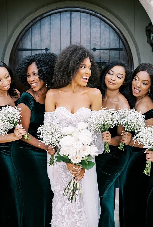 وصيفات شرف يتخلين عن أدوارهن بسبب مطالب العروس المكلفة من على الانستجرام