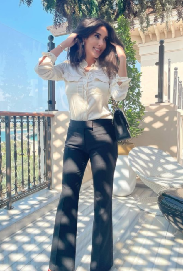 أساليب منوعة لتنسيق البنطلون الأسود على طريقة النجمات 