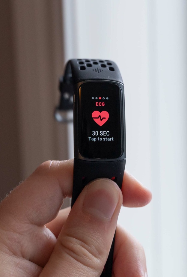فيتبيت تطرح تطبيق ECG عبر  جهازها الجديد Charge 5