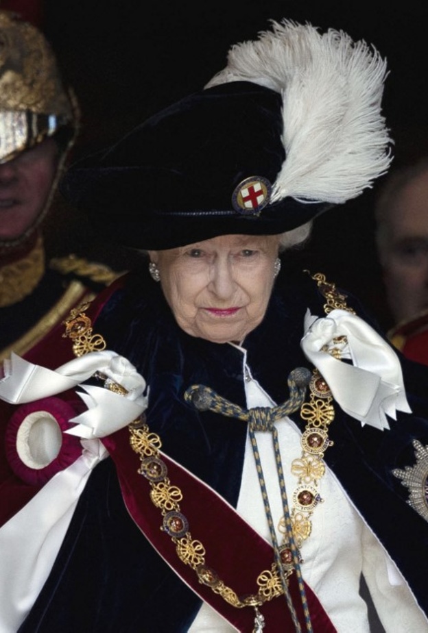 هل يمكن أن تتنازل ملكة بريطانيا عن العرش لوريثها الأمير تشارلز؟