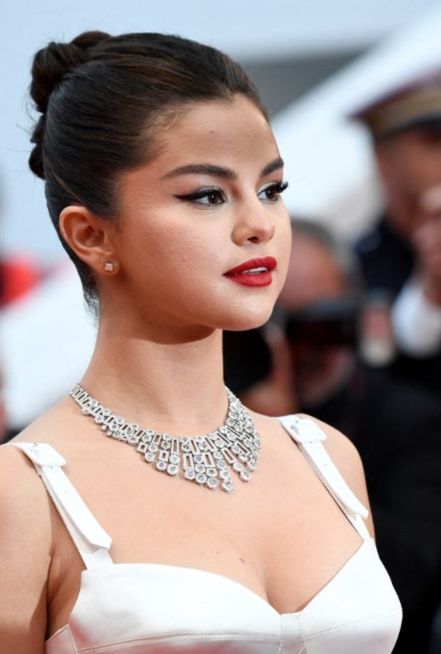 أجمل تسريحات شعر للوجه الدائري من وحي سيلينا غوميز