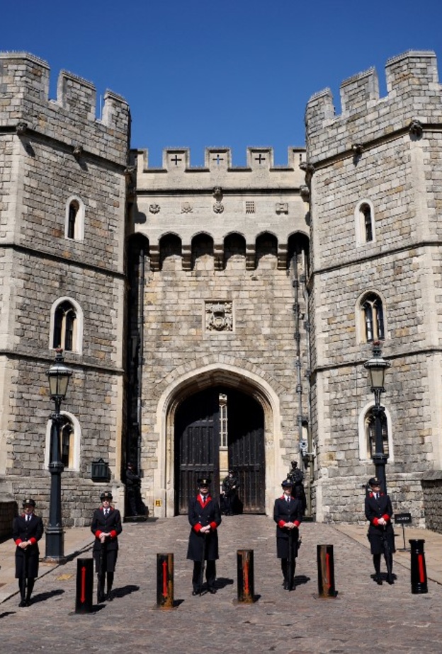 كم من الوقت يقضيه صانع الساعات في وندسور لضبط 1500 ساعة بمناسبة التوقيت الشتوي؟