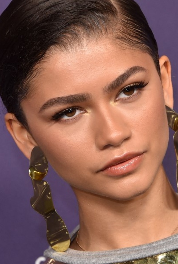 إطلالات مكياج للبشرة السمراء اعتمديها للخريف من وحي زيندايا