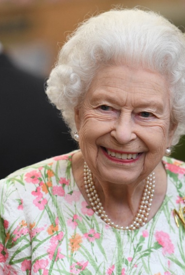 من هم مستشارو الملكة إليزابيث الثانية من أفراد عائلتها؟