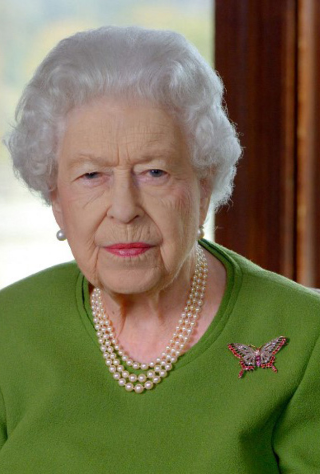 ببروش من الألماس والياقوت.. ملكة بريطانيا تقدم تحية خاصة لزوجها الراحل في قمة المناخ