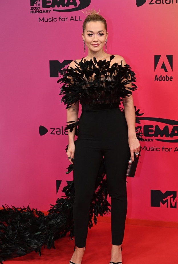 صور ريتا اورا تتألق بتصميم أسود فاخر بتوقيع مصمم لبناني 