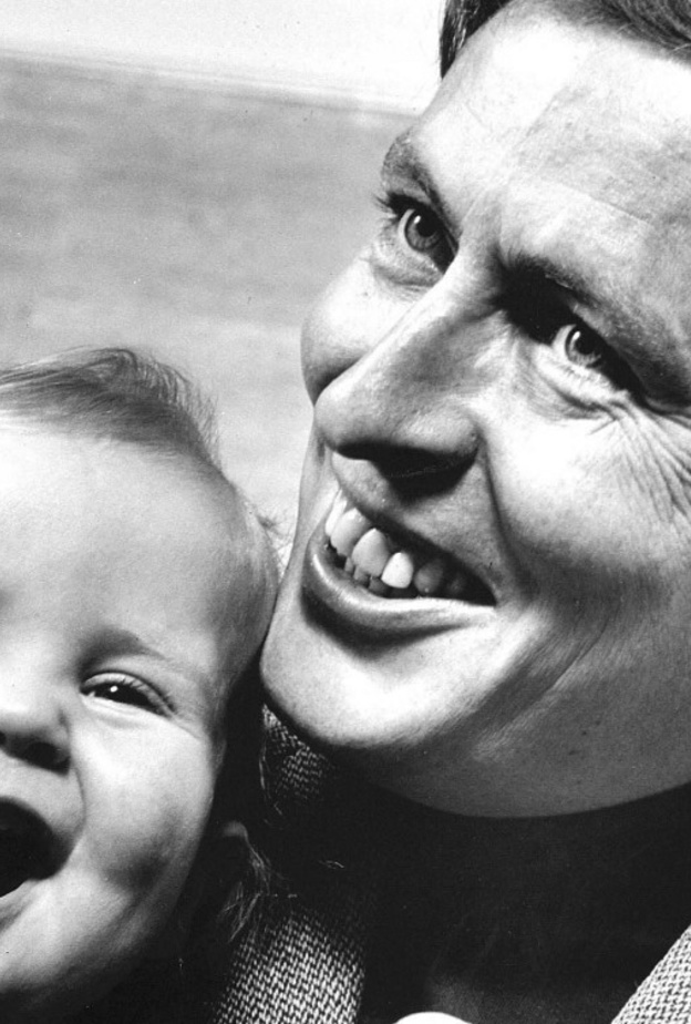 من طفولتهم إلى الآن.. كيف تغير شكل ملكات وملوك العالم على مر السنين؟