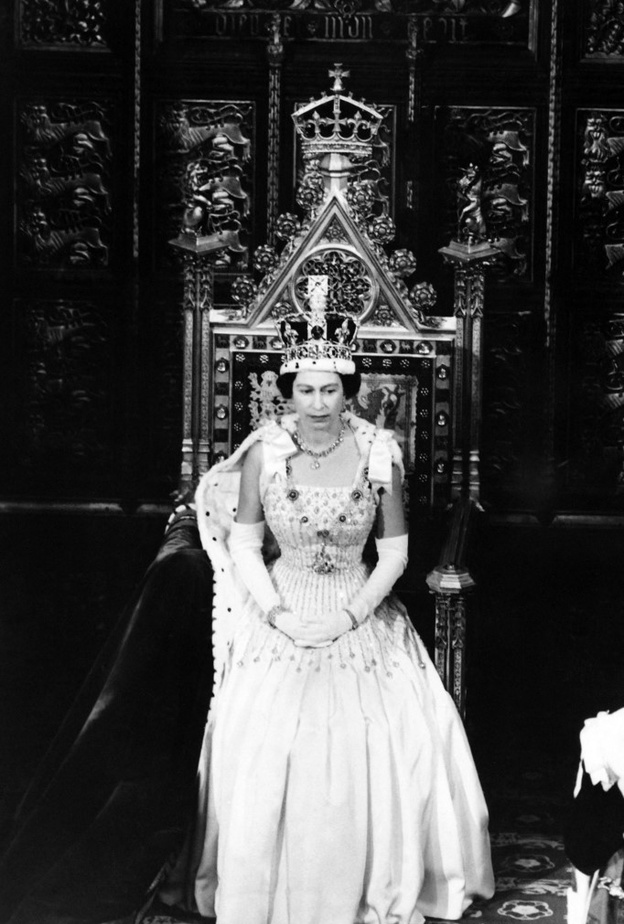 قصة مثيرة للتاج الامبراطوري الضخم للملكة اليزابيث