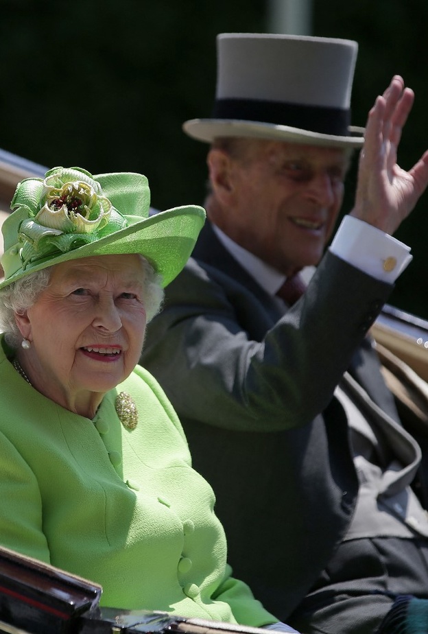 الأمير فيليب تٌغلق وصيته وتحفظ مع 30 شخص من أفراد العائلة المالكة البريطانية