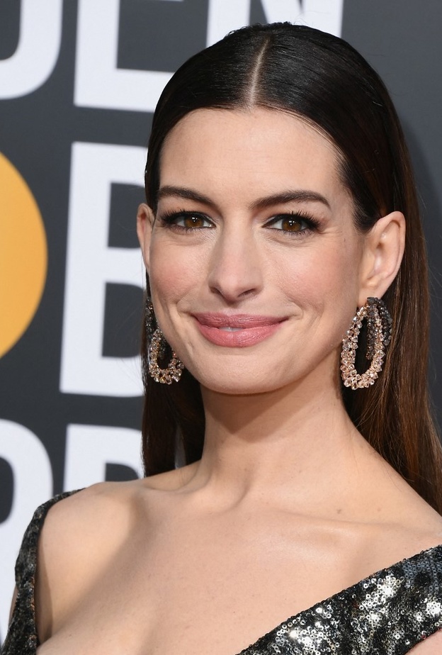 إطلالات جمالية راقية تألقي بها في الخريف من وحي آن هاثاواي