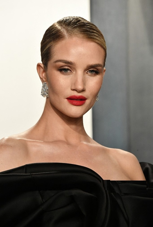 أسرار تطبيق الهايلايتر لبشرة متوهجة على طريقة روزي هنتنغتون وايتلي