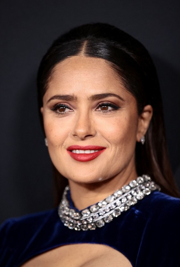 سلمى حايك تتألق بإطلالة جمالية راقية بأحدث ظهور لها