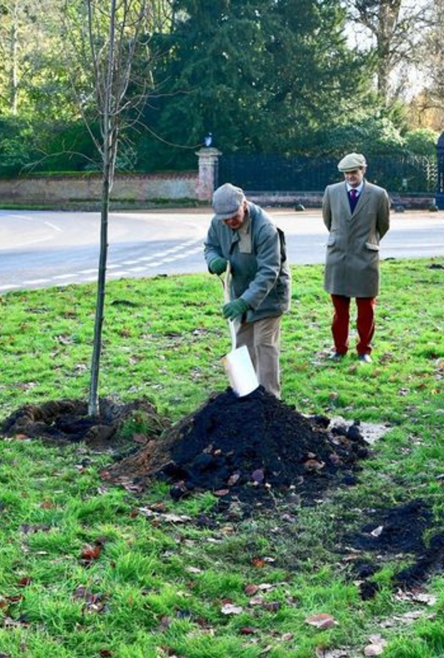 أشجار جديدة تزرع في منزل الملكة في ساندرينجهام تكريما لزوج الملكة الراحل
