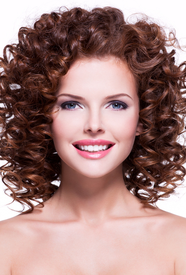 اجمل تسريحات شعر عصرية لصاحبات الشعر الكيرلي وطرق العناية به