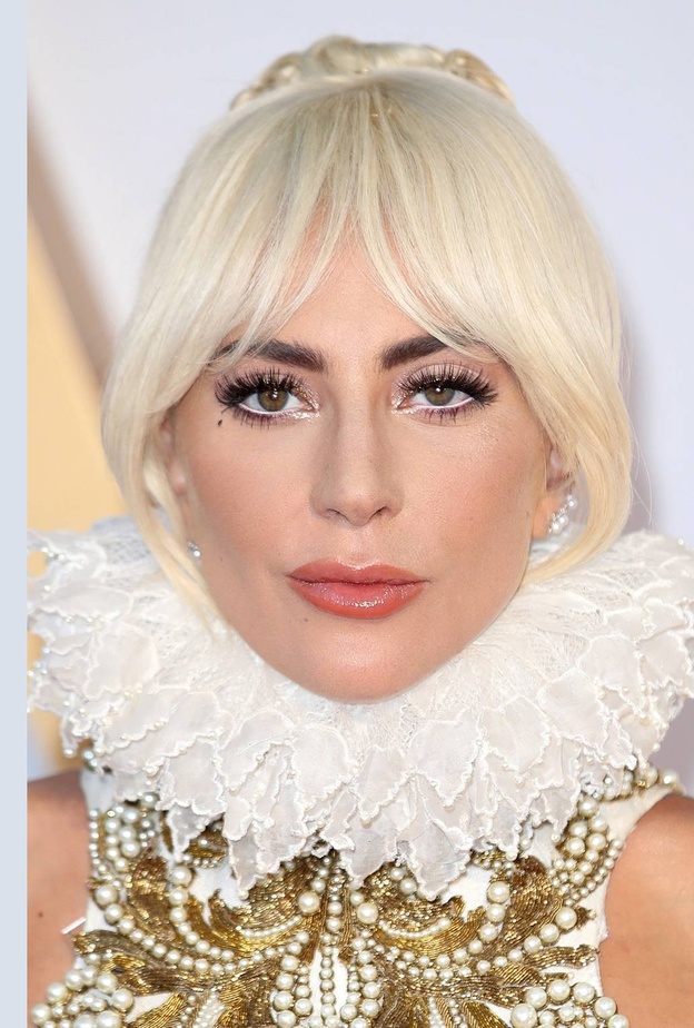 اطلالات ليدي غاغا بالشعر الاشقر البلاتيني