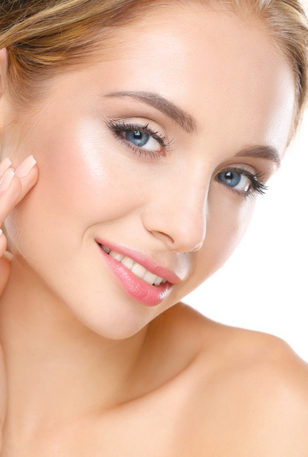 فوائد واستخدامات زيت اللوز المر للبشرة قبل النوم