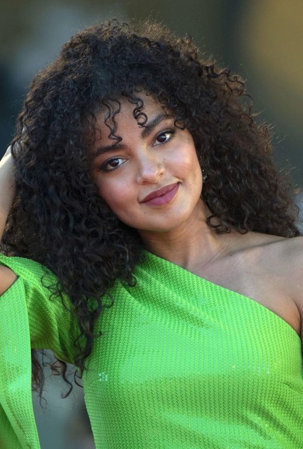 أجمل تسريحات شعر كيرلي بأسلوب الإعلامية السعودية أجواء الجودي