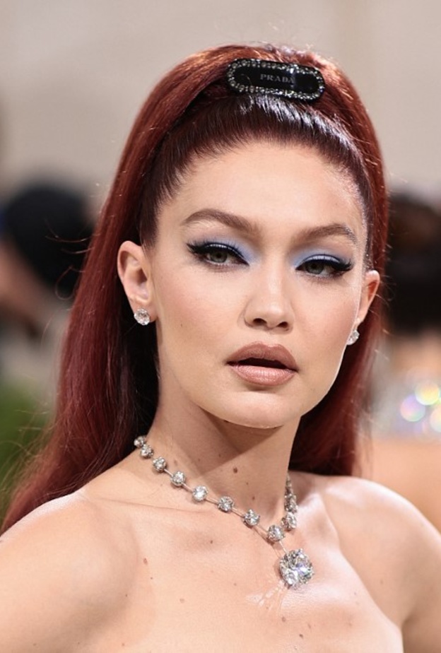 تسريحات شعر جذابة مستوحاة من إطلالات جيجي حديد