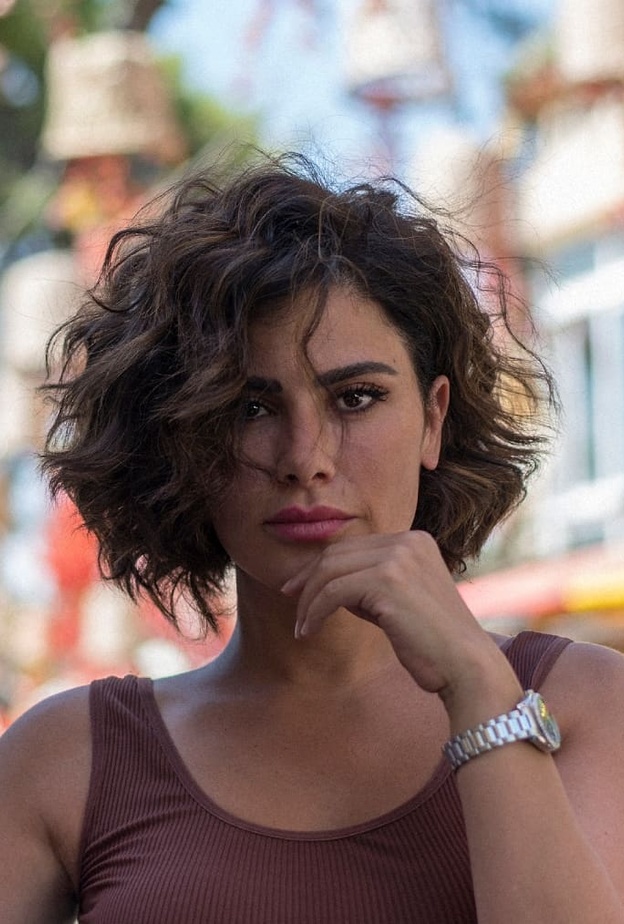 تسريحات شعر ويفي قصير مجعد